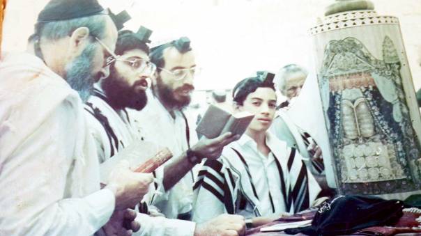 בר מצווה ליהודה יפרח בכותל, עם אביו ובני משפחה, 1989 צילום: באדיבות המשפחה 