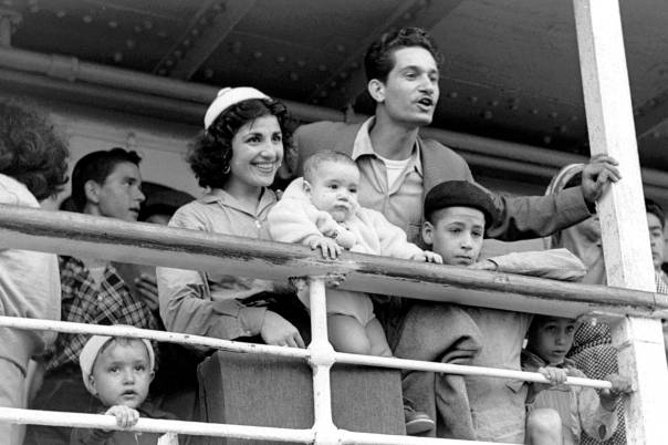 להרגיש בני בית. עולים חדשים ממרוקו בנמל חיפה, 1954  צילום: לע"מ 