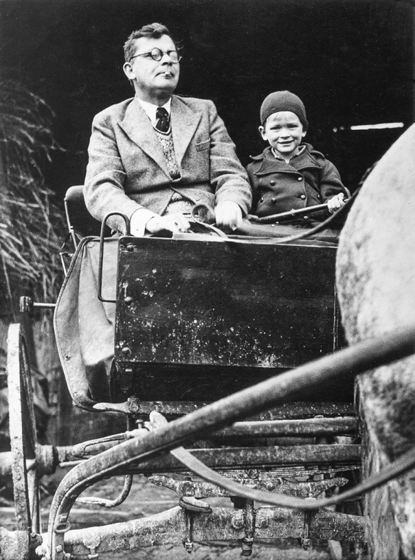 סיפורו‭ ‬של‭ ‬עגלון‭ ‬שנסע‭ ‬מברלין‭ ‬לפריז‭ ‬ובחזרה‭. ‬הנס‭ ‬פלאדה‭ ‬עם‭ ‬בנו‭, ‬1934 צילום‭: ‬ullstein bild‭/ ‬גטי‭ ‬אימג‭'‬ס 